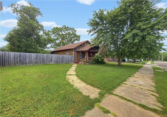 Homes for sale in Iola, KS | 203 S Sycamore St, Iola, KS 66749 | MLS# 2613030