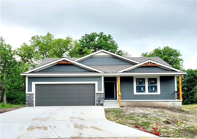 1st image of 4 Highland Cir, Smithville, MO 64089 | MLS# 2613042