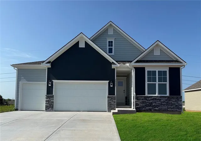 1st image of 20827 W 188th Ter, Spring Hill, KS 66083 | MLS# 2613065