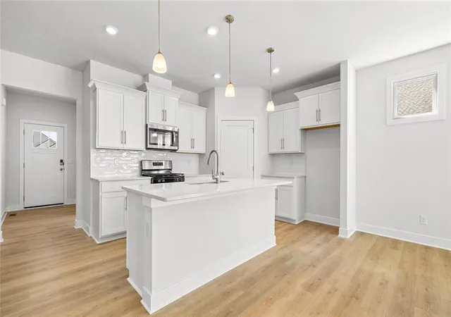 1st image of 20917 W 188th Ter, Spring Hill, KS 66083 | MLS# 2613074