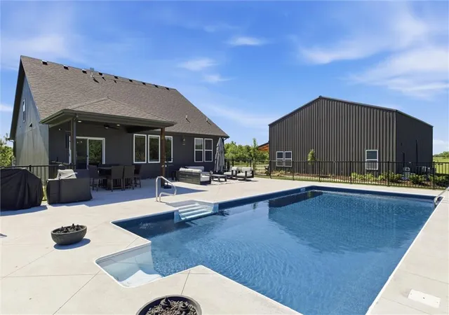 1st image of 20143 Tonganoxie Dr, Tonganoxie, KS 66086 | MLS# 2613130