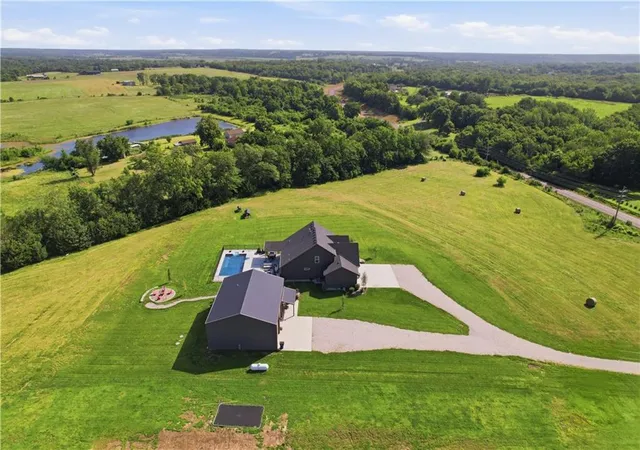 Homes for sale in Tonganoxie, KS | 20143 Tonganoxie Dr, Tonganoxie, KS 66086 | MLS# 2613130