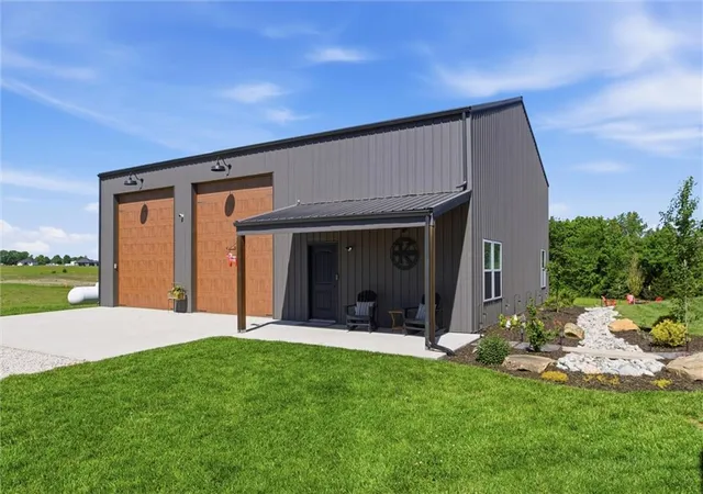 Homes for sale in Tonganoxie, KS | 20143 Tonganoxie Dr, Tonganoxie, KS 66086 | MLS# 2613130