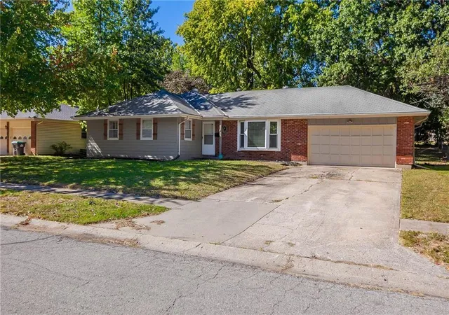 2nd image of 909 Nw Range St, Blue Springs, MO 64015 | MLS# 2613141
