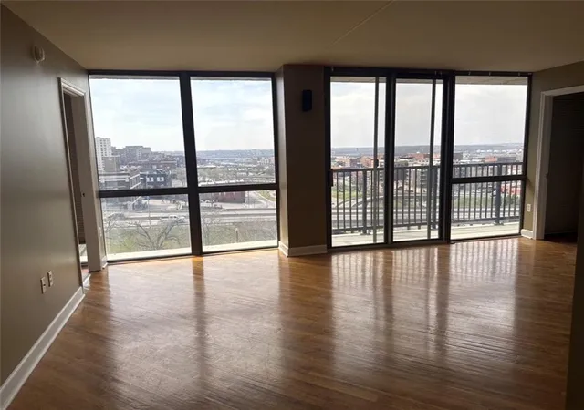 Listing Photo 2 - Condo for sale in The View located at 600 Admiral Blvd, Kansas City, MO 64106 - Unit #907
