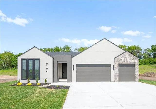 1st image of 2124 Sw Wheatfield Dr, Lees Summit, MO 64082 | MLS# 2613323