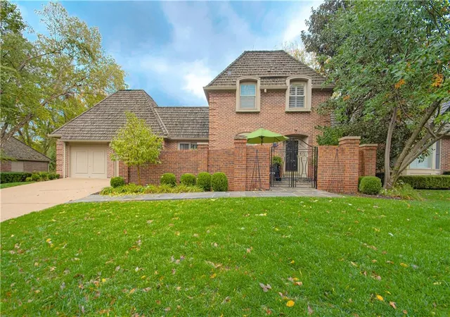 1st image of 7 Lemans Ct, Prairie Village, KS 66208 | MLS# 2613328