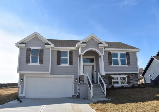 Photo 1 of Sale Pending at 6015 Ne 118th Terrace, Kansas City, MO 64156 | MLS# 2613411 | Listing updated on 2026-05-18