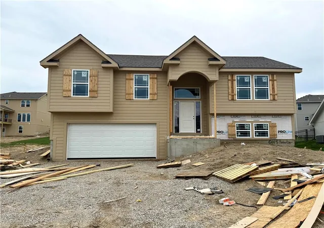 Photo 2 of Sale Pending at 6015 Ne 118th Terrace, Kansas City, MO 64156 | MLS# 2613411 | Listing updated on 2026-05-18