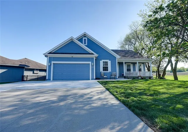 2nd image of 2010 Prairie Grass Dr, Raymore, MO 64083 | MLS# 2613463