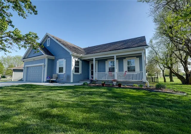 3rd image of 2010 Prairie Grass Dr, Raymore, MO 64083 | MLS# 2613463
