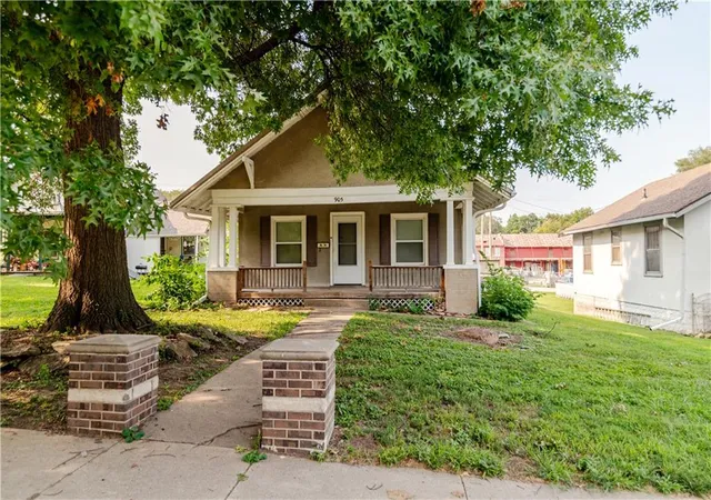 Single family home for sale at 905 Parallel St, Atchison, KS 66002 | MLS# 2613516