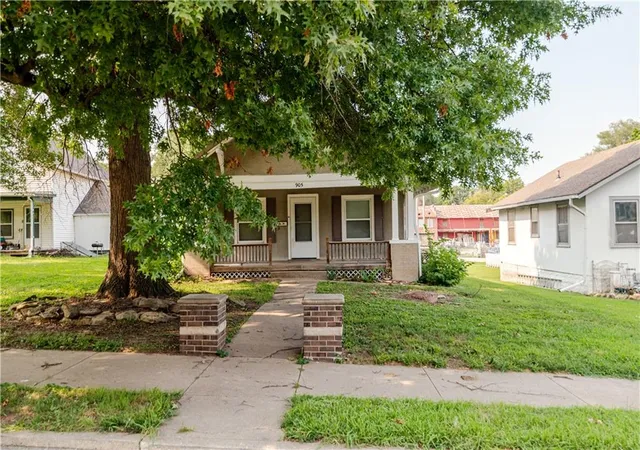 2nd image of 905 Parallel St, Atchison, KS 66002 | MLS# 2613516