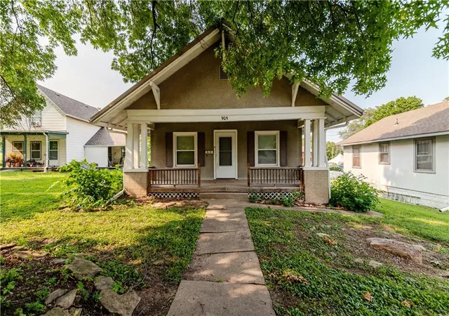 3rd image of 905 Parallel St, Atchison, KS 66002 | MLS# 2613516