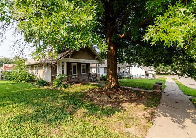 4th image of 905 Parallel St, Atchison, KS 66002 | MLS# 2613516