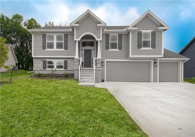 1st image of 10139 N Poplar Ave, Kansas City, MO 64156 | MLS# 2613724
