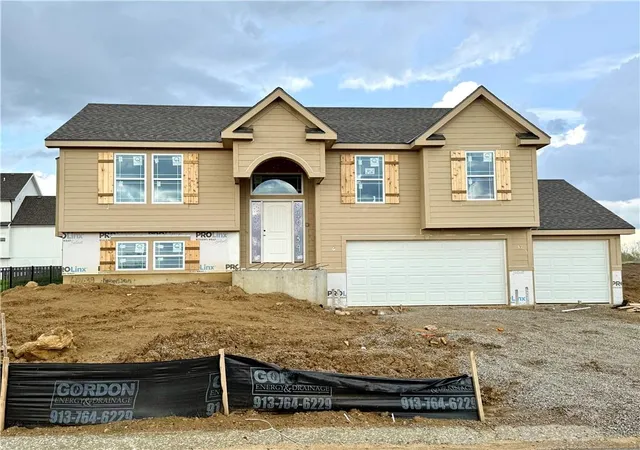 2nd image of 10139 N Poplar Ave, Kansas City, MO 64156 | MLS# 2613724