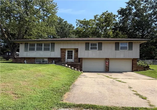 Photo 1 of Sale Pending at 2607 Nw Powderhorn Dr, Kansas City, MO 64154 | MLS# 2613819 | Listing updated on 2026-08-16