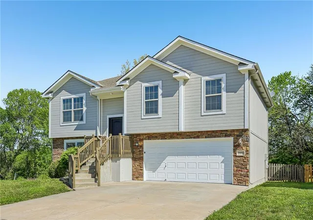 2nd image of 1614 Nw Hilltop Ln, Grain Valley, MO 64029 | MLS# 2613989