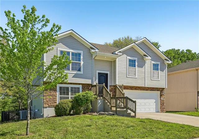 3rd image of 1614 Nw Hilltop Ln, Grain Valley, MO 64029 | MLS# 2613989