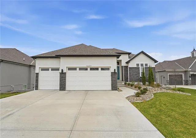 Homes for sale in Olathe, KS | 16657 S Tomashaw St, Olathe, KS 66062 | MLS# 2614001
