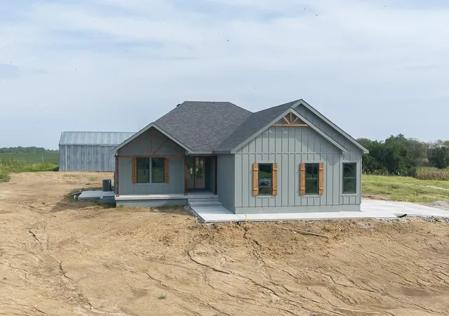 Photo 1 of Single family home for sale at 18814 Hollingsworth Rd, Tonganoxie, KS 66086 | MLS# 2614103 | Listing updated on 2026-08-25