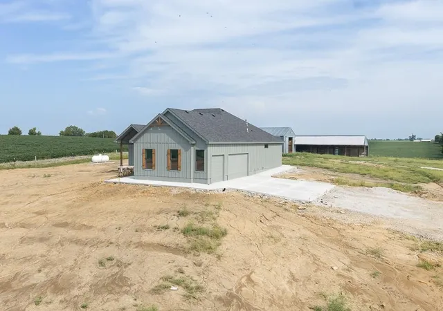 Photo 4 of Single family home for sale at 18814 Hollingsworth Rd, Tonganoxie, KS 66086 | MLS# 2614103 | Listing updated on 2026-08-25