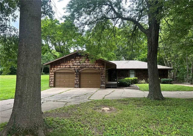 Homes for sale in Raytown, MO | 7926 Ditzler Ave, Raytown, MO 64138 | MLS# 2614117