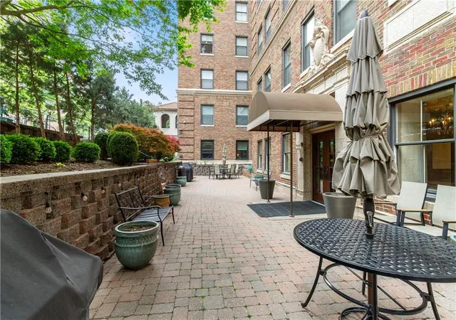 2nd image of 229 Ward Pkwy, Kansas City, MO 64112