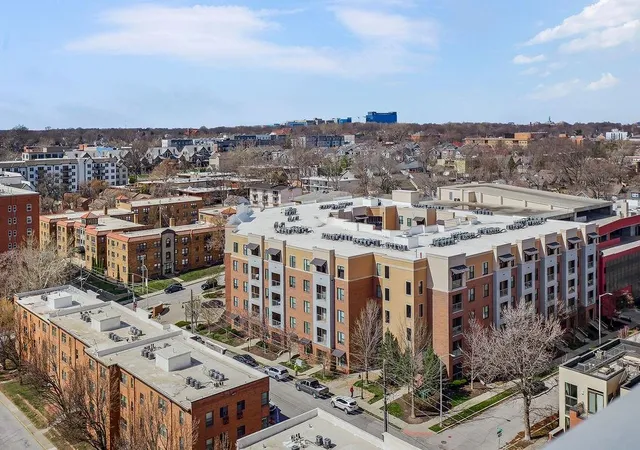 2nd image of 4646 Broadway Blvd, Kansas City, MO 64112