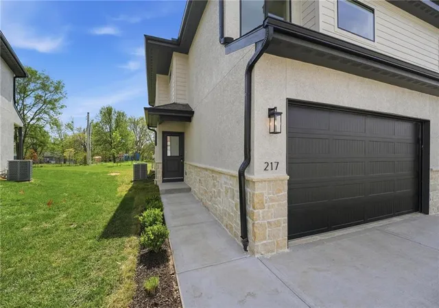 2nd image of 229 Nw Orchard Ct, Lees Summit, MO 64063 | MLS# 2614279