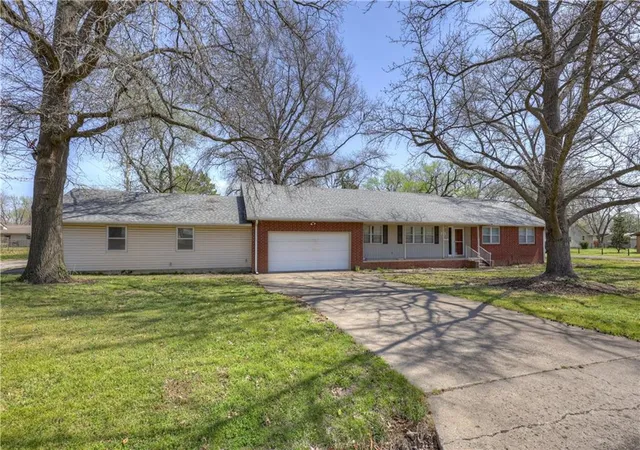 Homes for sale in Pittsburg, KS | 2002 N Michigan St, Pittsburg, KS 66762 | MLS# 2614286