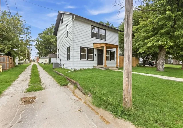 3rd image of 106 W Neosho St, Iola, KS 66749 | MLS# 2614383