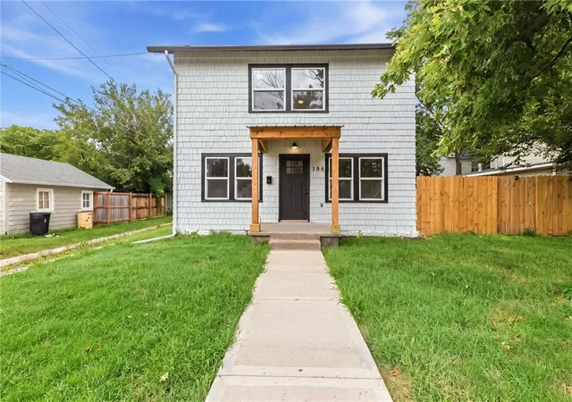4th image of 106 W Neosho St, Iola, KS 66749 | MLS# 2614383