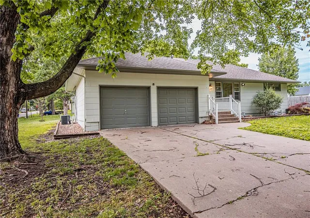 Homes for sale in Louisburg, KS | 601 S Mulberry St, Louisburg, KS 66053 | MLS# 2614500