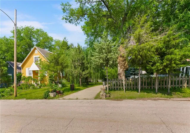 Homes for sale in Kansas City, KS | 1870 N 27th St, Kansas City, KS 66104 | MLS# 2614575