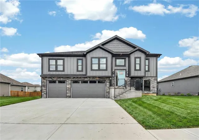 Homes for sale in Lone Jack, MO | 806 W Shawhan Pkwy, Lone Jack, MO 64086 | MLS# 2614674