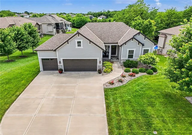 3rd image of 603 Rock Bridge Ct, Smithville, MO 64089 | MLS# 2614675