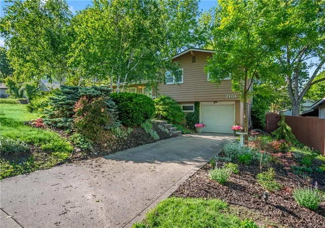 Photo 3 of Sale Pending at 2101 Ne 62nd Street, Kansas City, MO 64118 | MLS# 2614775 | Listing updated on 2026-09-14