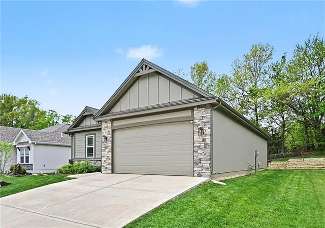 Photo 2 of Single family home for sale at 208 S Marimack Ct, Kearney, MO 64060 | MLS# 2614776 | Listing updated on 2026-09-24