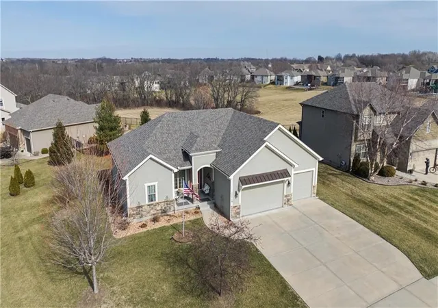 2nd image of 17710 Mission Ridge Dr, Smithville, MO 64089 | MLS# 2614791