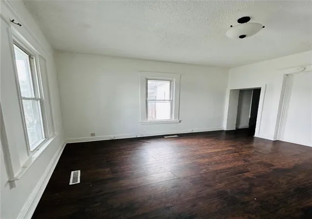 3rd image of 2421-2423 S 11Th St, Saint Joseph, MO 64503 | MLS# 2614889