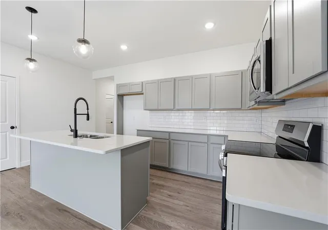 Photo 3 of Sale Pending at 12405 S Acacia Dr, Lee's Summit, MO 64086 | MLS# 2614971 | Listing updated on 2026-09-04