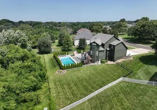 17th image of 2315 Smokey Hill Dr, Lee's Summit, MO 64086 | MLS# 2615015