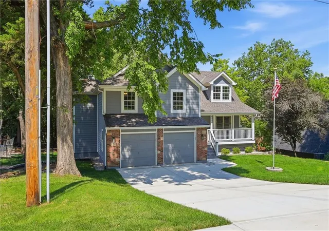Homes for sale in Lenexa, KS | 8906 Millstone Dr, Lenexa, KS 66220 | MLS# 2615117