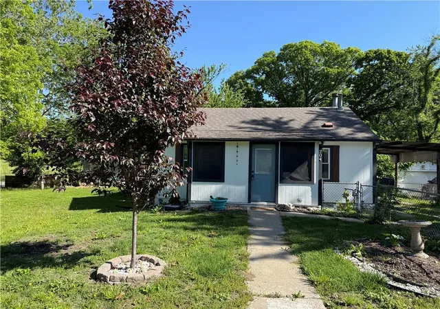 Photo 1 of Sale Pending at 704 E Hayward Ave, Independence, MO 64050 | MLS# 2615235 | Listing updated on 2026-09-20