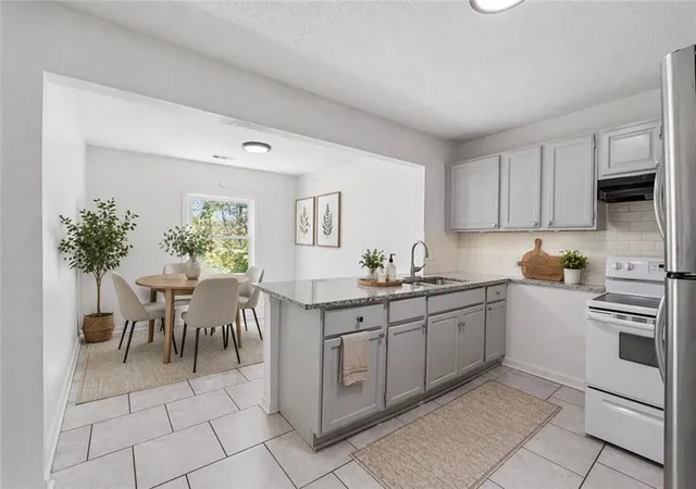 Photo 3 of Sale Pending at 5609 Oakland Ave, Kansas City, MO 64129 | MLS# 2615241 | Listing updated on 2026-08-27