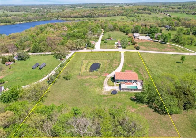 Homes for sale in Paola, KS | 30960 Somerset Rd, Paola, KS 66071 | MLS# 2615277