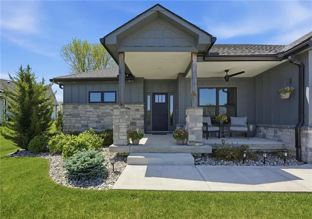 3rd image of 13 Tahoma Rdg, Lake Winnebago, MO 64034 | MLS# 2615383