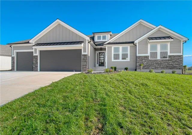 Photo 2 of Single family home for sale at 2351 Foxtail Dr, Kearney, MO 64060 | MLS# 2615395 | Listing updated on 2026-10-08